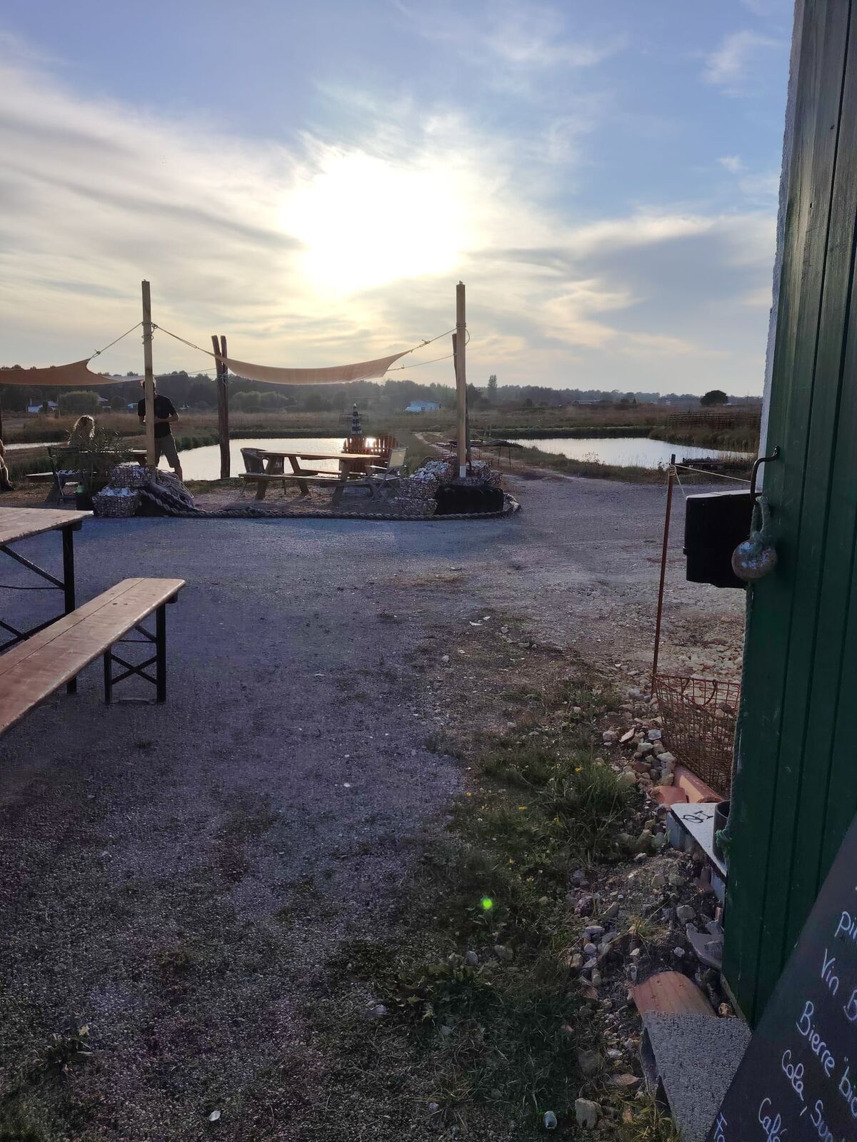 La terrasse en fin de journée, vue depuis la porte de la cabane